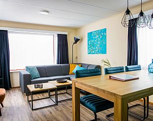 Gezellige woonkamer in Vakantiehuis Duinhoeve, Udenhout, met moderne inrichting en veel natuurlijk licht, perfect voor een vakantie in Noord Brabant.