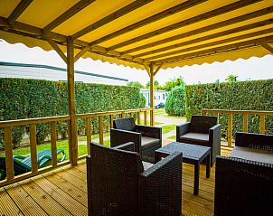 Overdekt terras bij Vakantiehuis Duinhoeve in Udenhout, ideaal voor buiten zitten in Hart van Brabant, Noord Brabant.