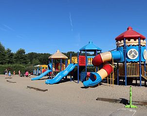 Speeltuin bij Vakantiehuis Duinhoeve, Udenhout, met kleurrijke glijbanen voor eindeloos speelplezier in Noord Brabant.