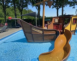 Piratenboot in het kinderzwembad van Vakantiehuis Duinhoeve, Udenhout, een avontuur voor de kleintjes in Noord Brabant.