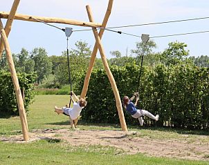 Zipline avontuur voor kinderen bij Vakantiehuis Duinhoeve, Udenhout, in de natuurlijke omgeving van Noord Brabant.