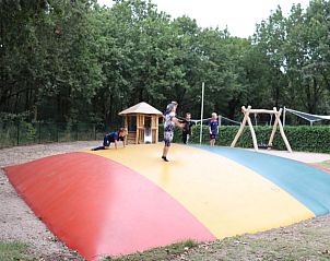 Kleurrijk springkussen bij Vakantiehuis Duinhoeve, Udenhout, voor urenlang plezier in Hart van Brabant, Noord Brabant.