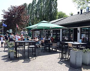 Buitenterras bij het restaurant van Vakantiehuis Duinhoeve, Udenhout, ideaal voor een drankje in de zon in Noord Brabant.
