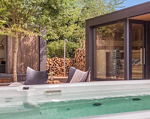 Geniet van de luxe buitenruimte bij Vakantiehuis in Moergestel, Noord Brabant, met moderne faciliteiten en een serene omgeving.