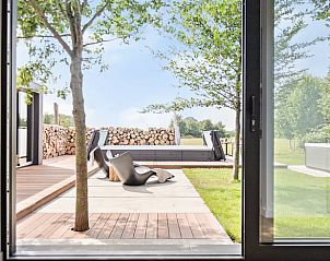 Uitzicht vanuit Vakantiehuis in Moergestel, Noord Brabant, met een uitnodigend terras en groene omgeving voor een rustgevend verblijf.