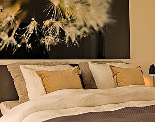 Sfeervolle slaapkamer in Vakantiehuis in Moergestel, Hart van Brabant, Noord Brabant, met luxe beddengoed en moderne decoratie.