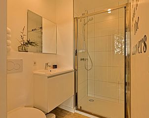 Stijlvolle badkamer in Vakantiehuis in Moergestel, Noord Brabant, met moderne douche en minimalistisch design voor een verfrissende ervaring.