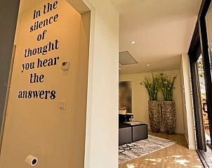 Ingang en moderne inrichting van Vakantiehuis in Moergestel, Noord Brabant, met inspirerende citaten aan de muur voor een gastvrij welkom.