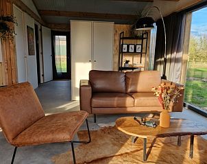 Stijlvolle woonkamer van Vakantiehuis in Moergestel met uitzicht op het landschap, Hart van Brabant.