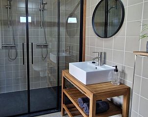 Moderne badkamer in Vakantiehuis in Moergestel met ruime douche, gelegen in Hart van Brabant.