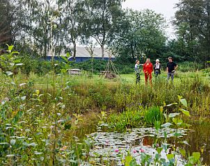 Gezin geniet van de natuur bij Vakantiehuis in Moergestel, omgeven door groen, Hart van Brabant.