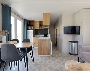 Binnenruimte van Mobil home Lofoten in Chaam, Noord Brabant met moderne keuken en eetgedeelte, ideaal voor een ontspannen vakantie.