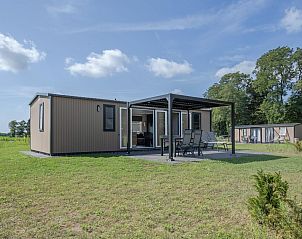 Mobil home Lofoten, een stacaravan in Chaam, Hart van Brabant, Noord Brabant, met ruim terras en uitzicht op groene natuur.