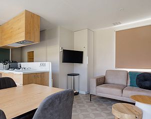 Binnenruimte van Mobil home Lofoten in Chaam, Noord Brabant. Moderne stacaravan met comfortabele zithoek en keuken in het Hart van Brabant.