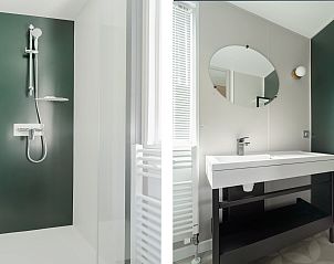 Moderne badkamer in Mobil home Lofoten, stacaravan in Chaam, Hart van Brabant, Noord Brabant, met stijlvolle douche en wastafel.