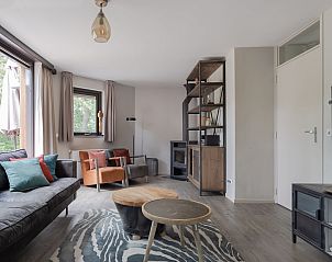 Gezellige woonkamer van Sommerhus Helsinki, een vakantiehuis in Chaam, Hart van Brabant, Noord Brabant, met moderne inrichting en uitzicht op de natuur.