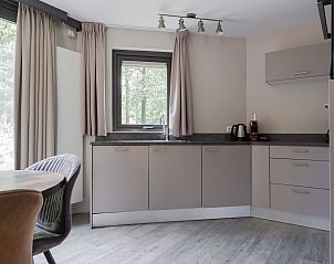 Moderne keuken in Sommerhus Helsinki, vakantiehuis in Chaam, Noord Brabant, met uitzicht op de serene natuur van Hart van Brabant.