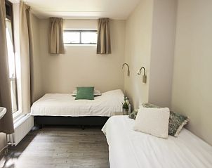 Lichte slaapkamer in Sommerhus Helsinki, vakantiehuis in Chaam, Hart van Brabant. Comfortabele bedden en serene sfeer in Noord Brabant.