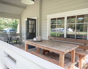 Veranda van Finse Lodge Plus in Chaam, Hart van Brabant. Geniet van de rust en natuur in deze comfortabele vakantiewoning in Noord Brabant.