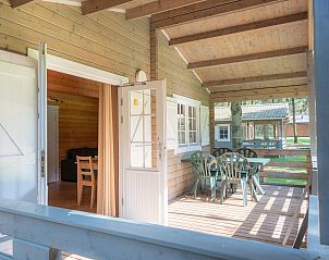 Veranda van Finse Lodge Plus in Chaam, Noord Brabant. Geniet van de rust en natuur in deze knusse vakantiewoning in het hart van Brabant.