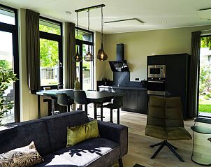 Open keuken en woonkamer in Vakantiehuis Just Nature 6, Kaatsheuvel, Noord Brabant.