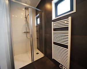 Moderne badkamer met douche in Vakantiehuis Just Nature 6, Kaatsheuvel, Noord Brabant.