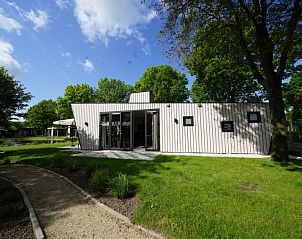 Achterzijde van Vakantiehuis Just Nature 6 met tuin in Kaatsheuvel, Hart van Brabant.