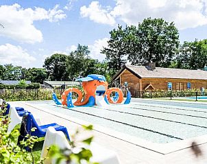 Buitenzwembad bij Vakantiehuis Just Nature 6 in Kaatsheuvel, Noord Brabant.