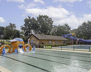 Zwembad met speeltuin bij Vakantiehuis Just Nature 6 in Kaatsheuvel, Noord Brabant.