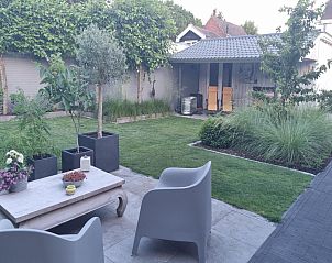 Rustgevende tuin van JaNa vakantiehuis in Kaatsheuvel, Noord Brabant met groene omgeving.