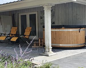Ontspannen veranda met jacuzzi bij JaNa vakantiehuis in Kaatsheuvel, Noord Brabant.