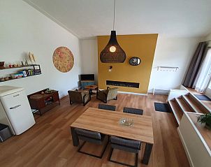 Stijlvolle woonkamer van JaNa vakantiehuis in Kaatsheuvel, Noord Brabant met moderne inrichting.