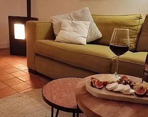 Gezellig zitgedeelte met open haard in Huisje in Kaatsheuvel, Noord Brabant.