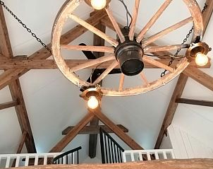 Unieke houten lamp in Huisje in Kaatsheuvel, vakantiehuis in Kaatsheuvel, Noord Brabant.