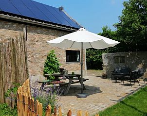 Zonnig terras met parasol bij Huisje in Kaatsheuvel, vakantiewoning in Noord Brabant.