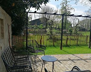 Rustige zithoek in de tuin van Huisje in Kaatsheuvel, vakantiewoning in Hart van Brabant.