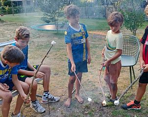 Kinderen roosteren marshmallows bij Huisje in Kaatsheuvel, vakantiehuis in Noord Brabant.