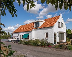 Gezellig vakantiehuis Huisje in Kaatsheuvel, Noord Brabant, omringd door groene tuinen en blauwe luchten.