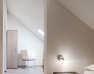 Lichte slaapkamer in Huisje in Kaatsheuvel, vakantiehuis in Noord Brabant met moderne inrichting.