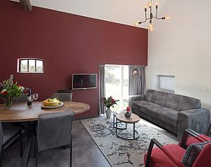 Lichte woonkamer met comfortabele zitplaatsen in Huisje in Kaatsheuvel, ideaal voor rust en ontspanning.