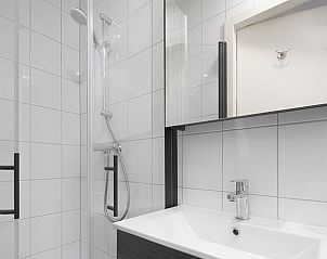 Moderne douche en wastafel in Huisje in Kaatsheuvel, ideaal voor een comfortabel verblijf in Brabant.