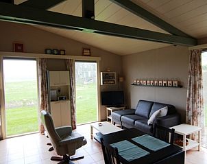 Gezellige woonkamer van Vakantiehuisje in Hank met uitzicht op de tuin in Hart van Brabant, Noord Brabant.