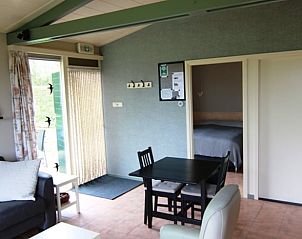 Eethoek en woonkamer in Vakantiehuisje in Hank, ideaal voor ontspanning in Hart van Brabant, Noord Brabant.