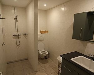 Ruime badkamer in Vakantiehuisje in Hank met moderne voorzieningen in Hart van Brabant, Noord Brabant.