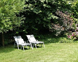 Zonnige ligstoelen in de tuin van Vakantiehuisje in Hank, perfect voor ontspanning in Hart van Brabant, Noord Brabant.