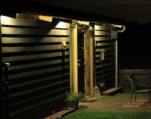 Sfeervolle avondverlichting bij Vakantiehuisje in Hank, creert een warme ambiance in Hart van Brabant, Noord Brabant.