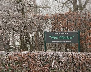 Ingang van Vakantiehuisje in Hank met bord 'Het Atelier', welkom in Hart van Brabant, Noord Brabant.