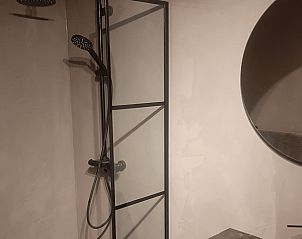 Moderne badkamer met douche in Vakantiehuisje in Hank, Noord Brabant, biedt comfort en stijl in het Hart van Brabant.