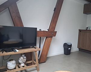 Gezellige woonkamer in Vakantiehuisje in Hank, Noord Brabant, met houten details en een tv voor ontspanning in Hart van Brabant.