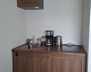 Keukenhoek in Vakantiehuisje in Hank, Noord Brabant, compleet met koffiezetapparaat en waterkoker voor een comfortabel verblijf in Hart van Brabant.